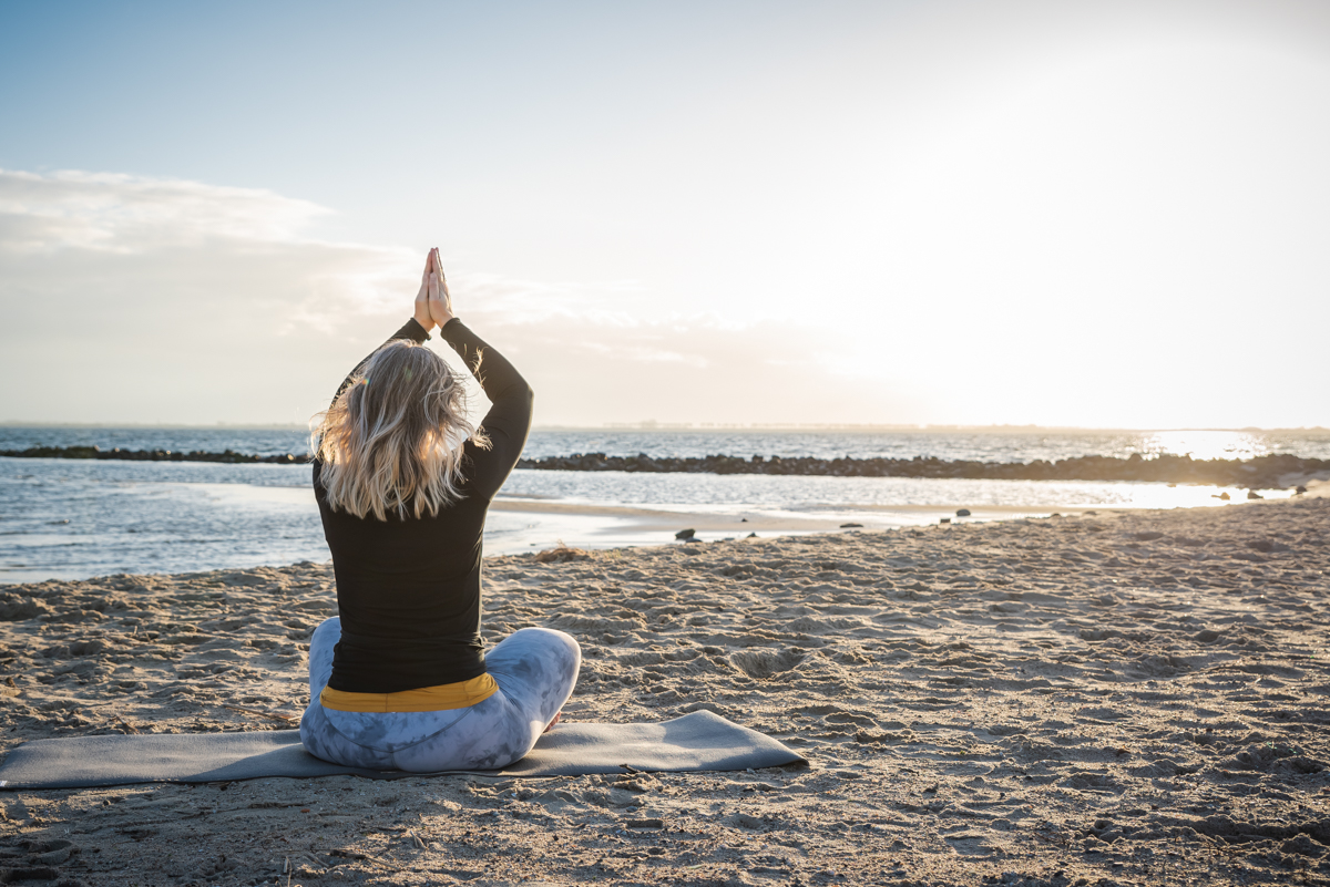 yoga houding bij ondergaande zon